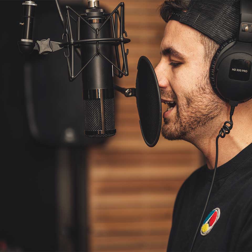 voice-over-artist-about-header-img